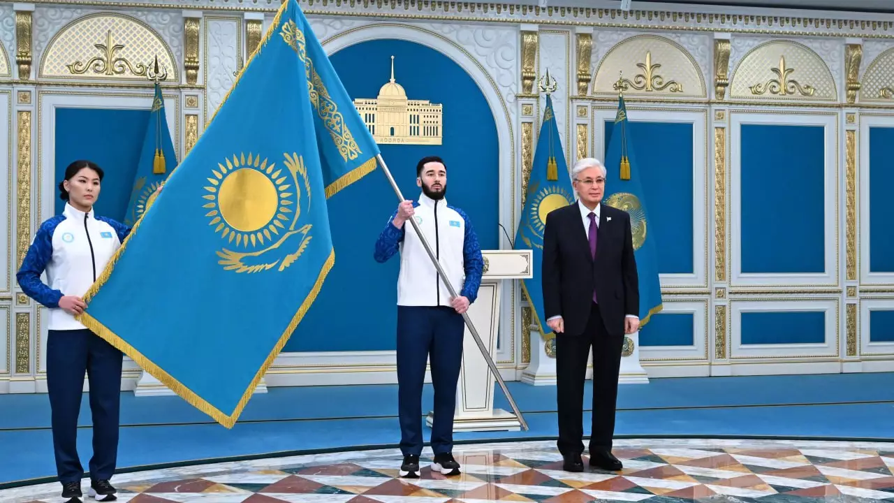 Тоқаев Қысқы Олимпиадаға қатысатын ұлттық құрамаға Мемлекеттік туды тапсырды 