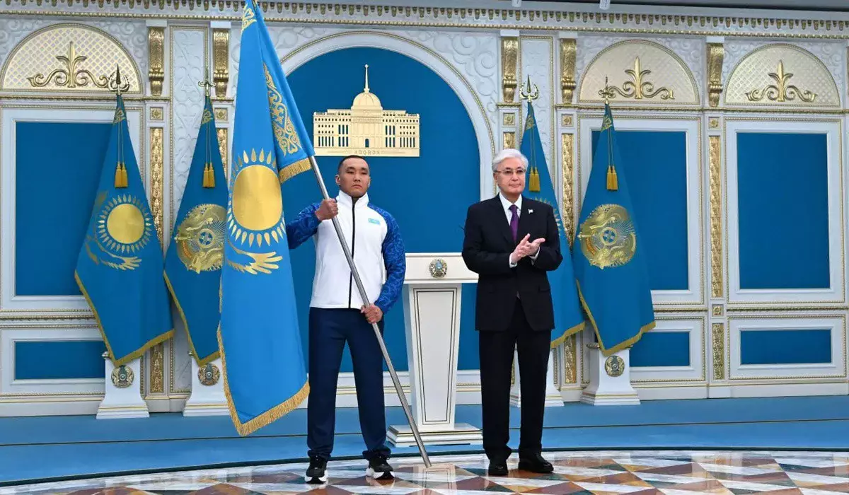 «Жеңіс тілеймін!»: Тоқаев қысқы Олимпиадаға қатысатын спортшыларға мемлекеттік туды тапсырды