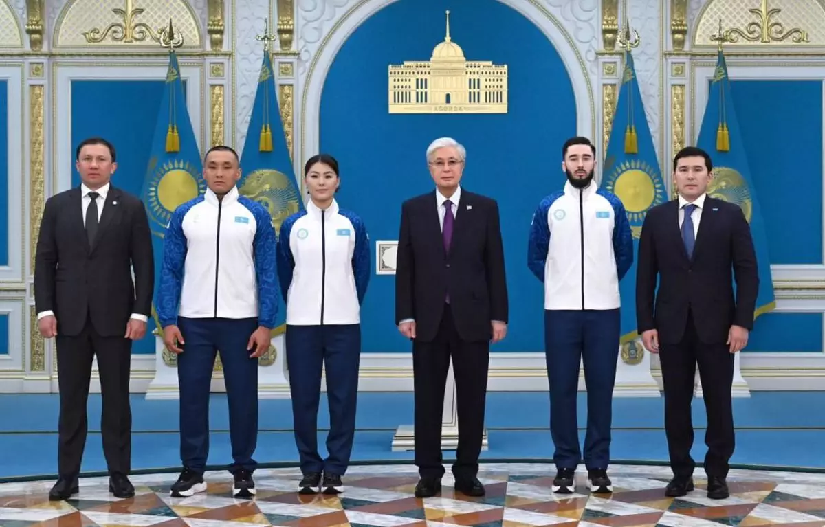 Тоқаев қысқы Олимпиада мен Паралимпиадаға қатысатындарға мемлекеттік туды тапсырды