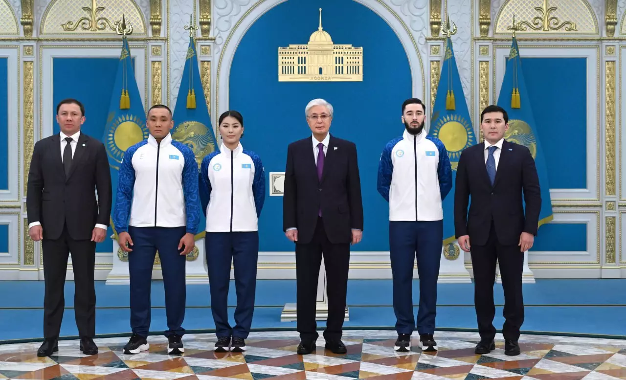 Знаменосцам олимпийской и паралимпийской команд Казахстана вручили флаг