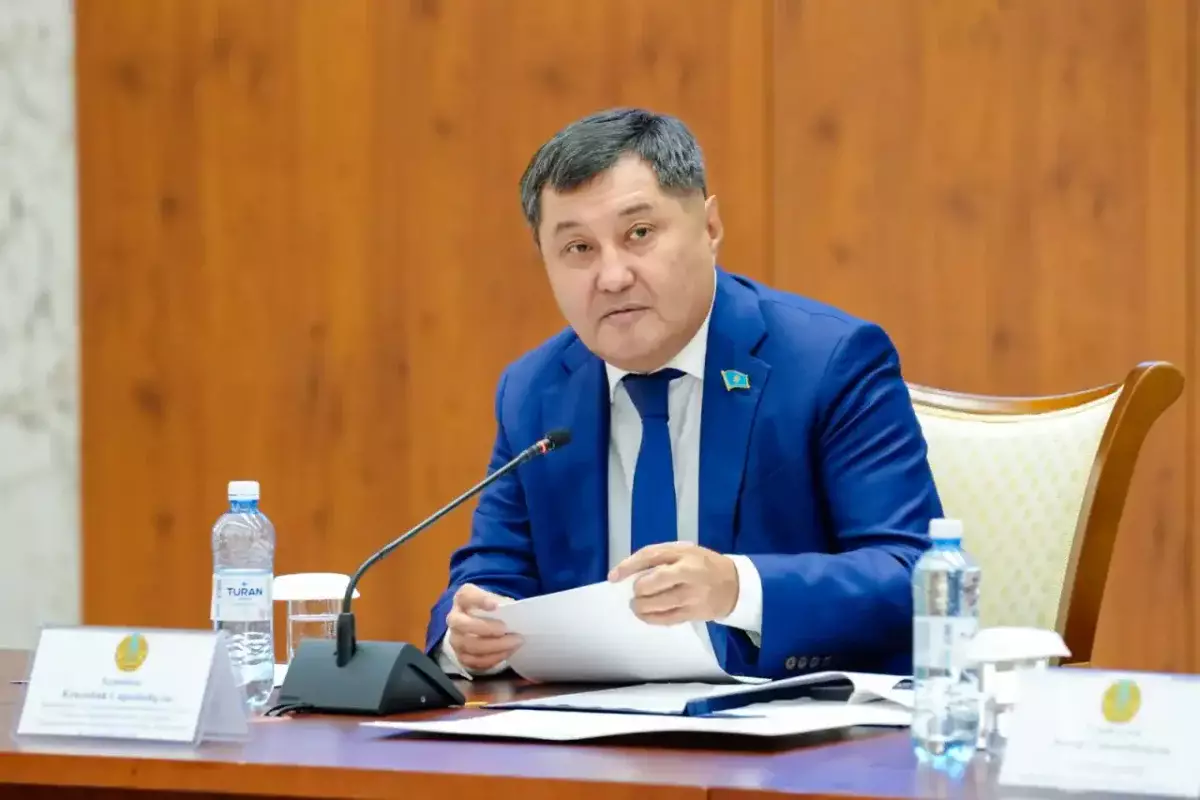 Депутат в Астане пристыдил коллег, уткнувшихся в телефоны и не владеющих казахским