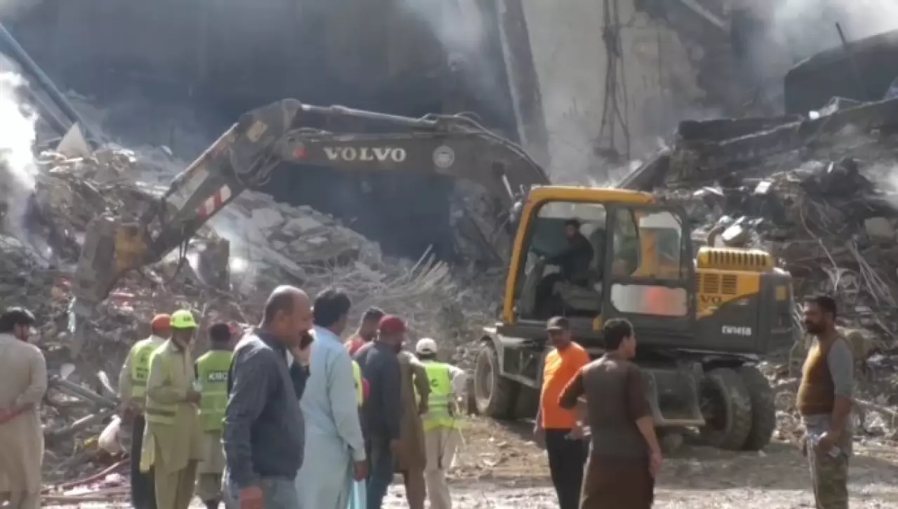 Число погибших при пожаре в ТЦ Пакистана достигло 67