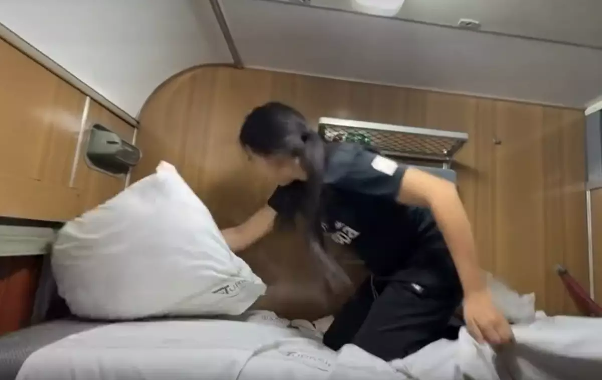 Девушка устроила “скачки” в поезде Казахстана (ВИДЕО)