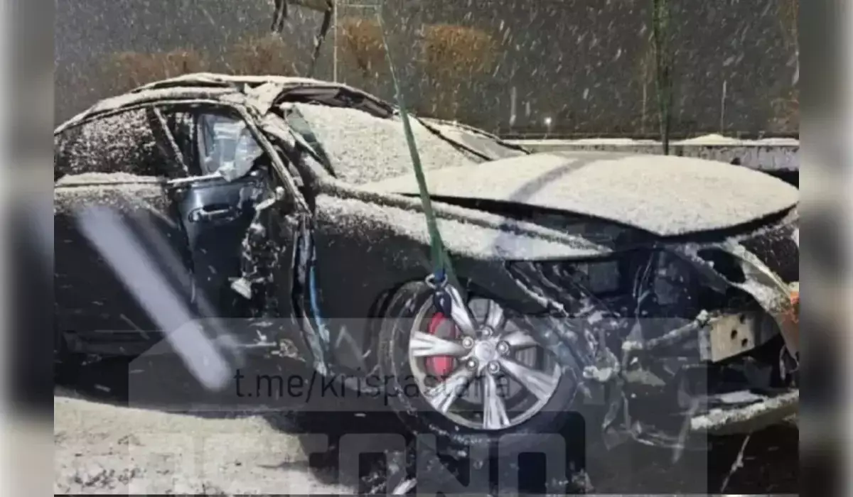 ДТП в Алматы: Lexus протаранил ограждение и снес деревья