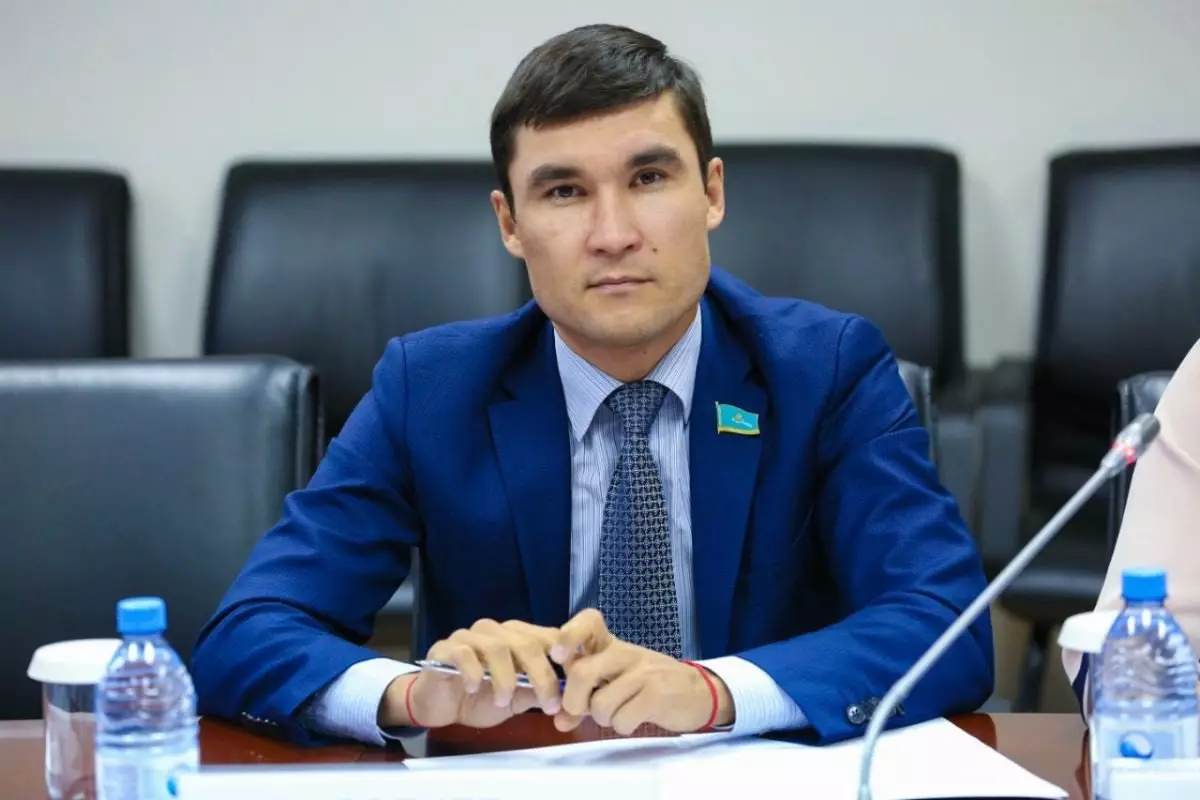 «Бала кезден рингтен тыс жерлерде күш қолданба деп үйреткен» – Серік Сәпиев