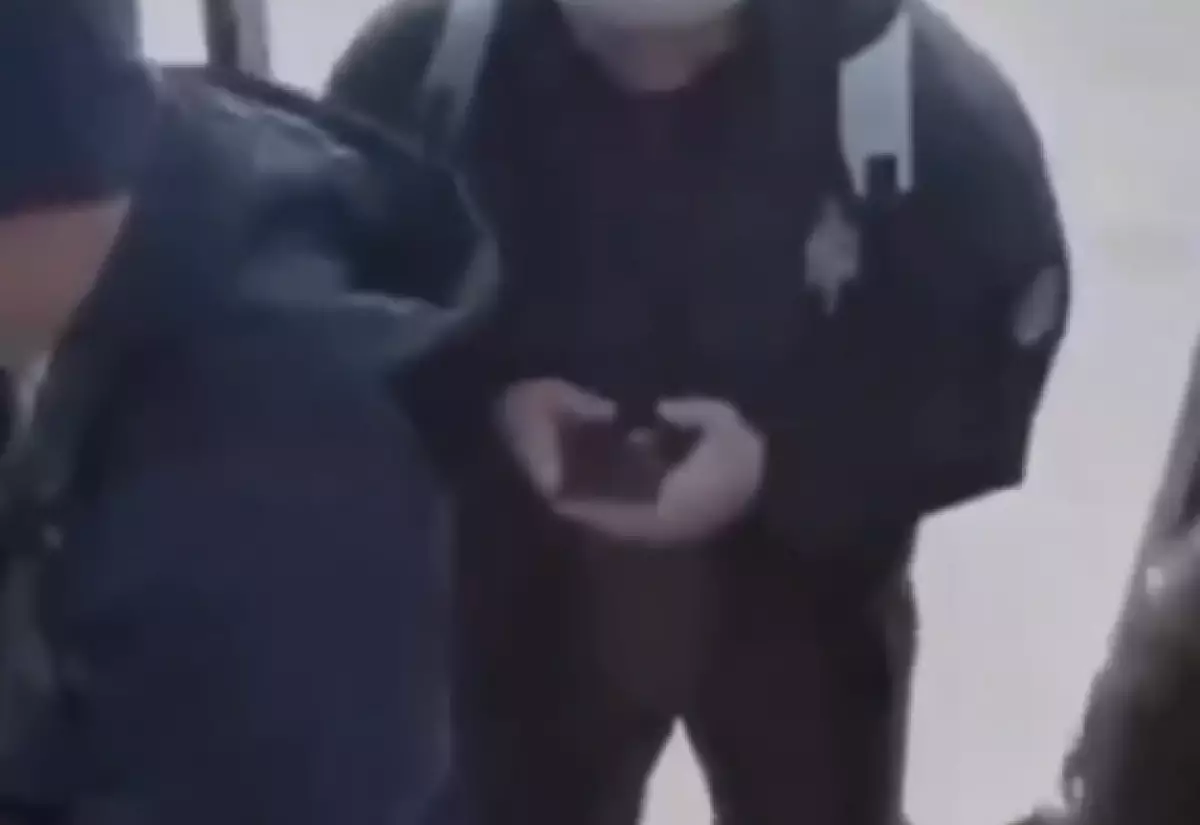 Мужчина выпал из автобуса в Караганде