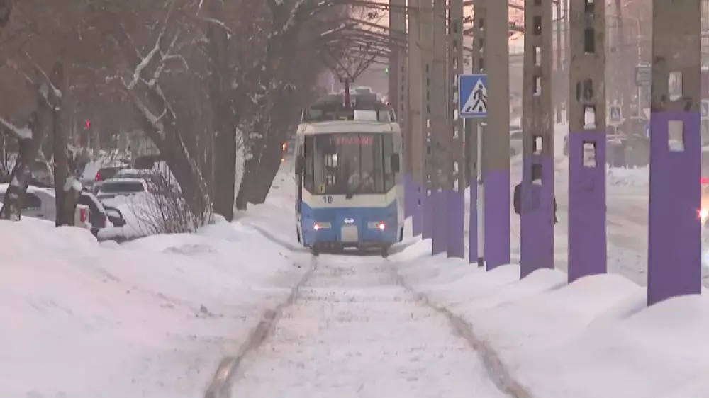 Жители Усть-Каменогорска в морозы ощутили нехватку трамваев