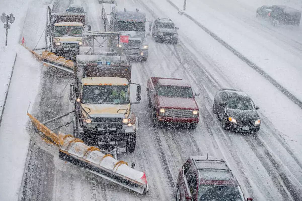 Қарлы боран қозғалысты тұсаулады: бірнеше өңірде республикалық трассалар таңға дейін жабық