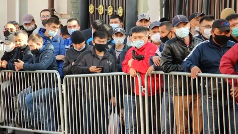 Казахстанец, работавший в России, сообщил о пытках и попытке принудительной вербовки.