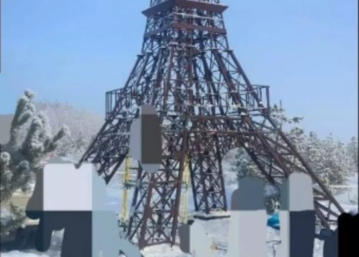 Мужчина упал с Эйфелевой башни и попал к врачам в России