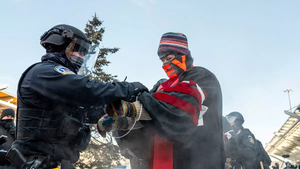Анти-Иммиграционной полиции активисты, включая священнослужителей, арестованы в аэропорту Миннеаполиса во время акции протеста в морозную погоду.