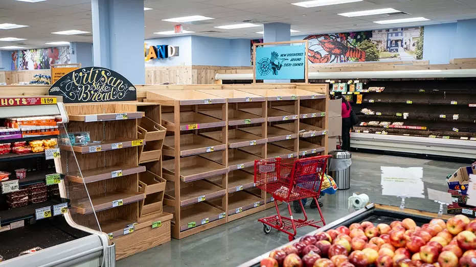 Полки магазинов опустели, пока американцы готовятся к мощному зимнему шторму.