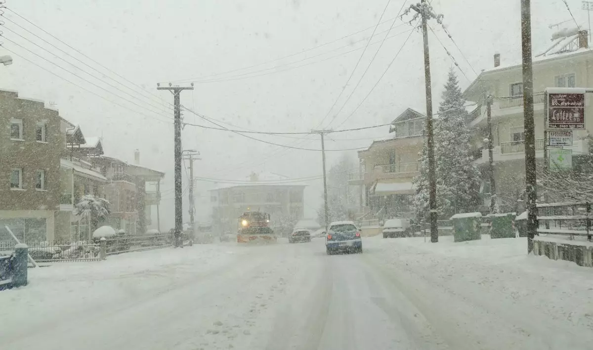 Гололед и сильный ветер ожидаются в Казахстане