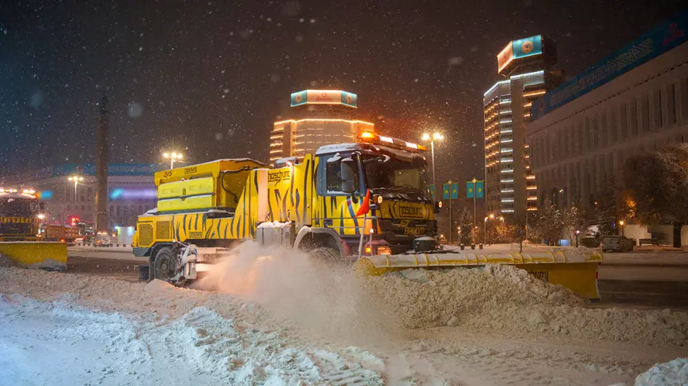 Уборка снега в Алматы: “возмутительная каша“ и другие особенности, о которых не знают горожане