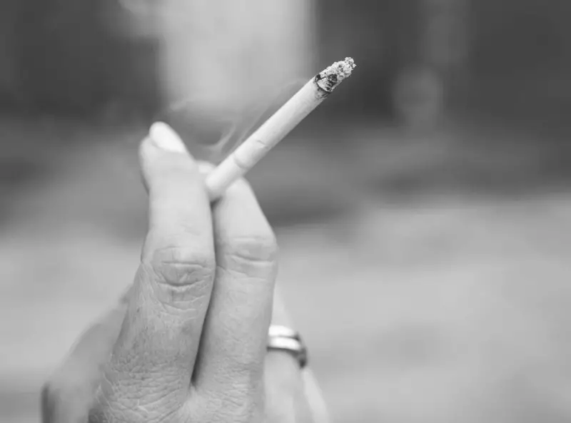 В Казахстане могут наказать за курение при ребёнке: сколько придётся платить