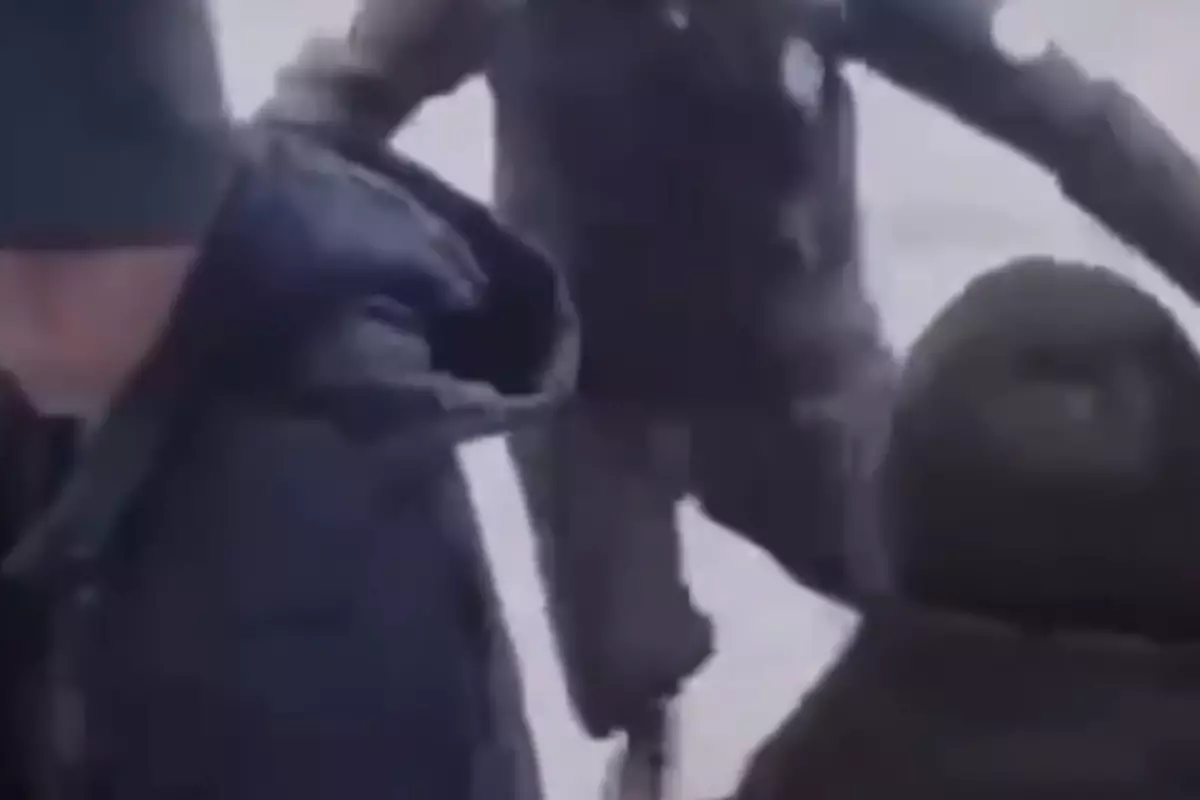 Рюкзак помешал дверям: в Караганде пассажир выпал из автобуса