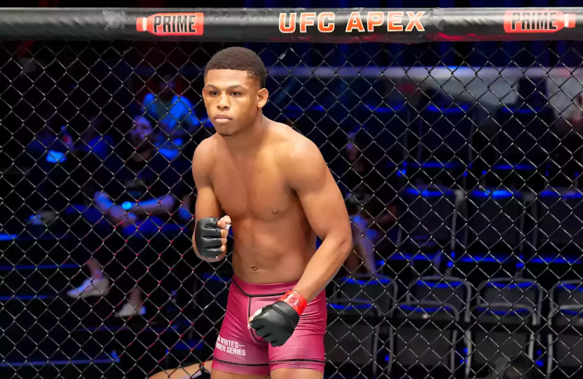 Боец UFC рухнул без сознания на официальном взвешивании