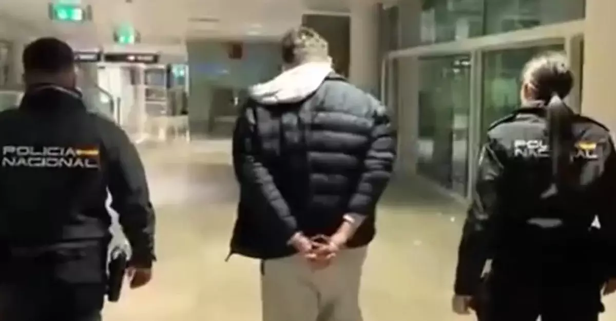 Более трех лет в розыске: из Испании экстрадирован бывший таможенник (видео)