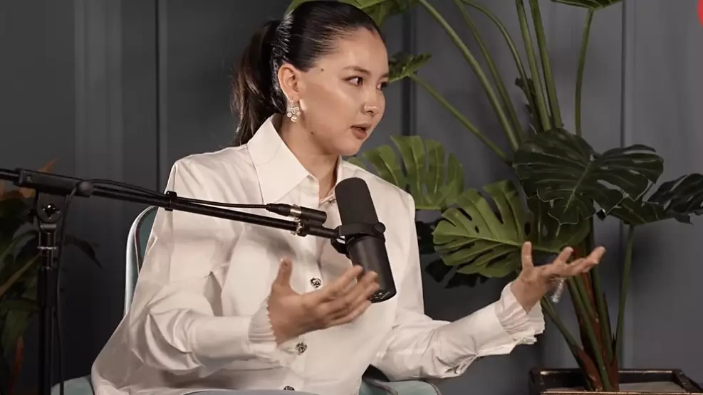 «Қазір маған өнер керек»: Айдана Меденова хиджаб шешу себебін түсіндірді