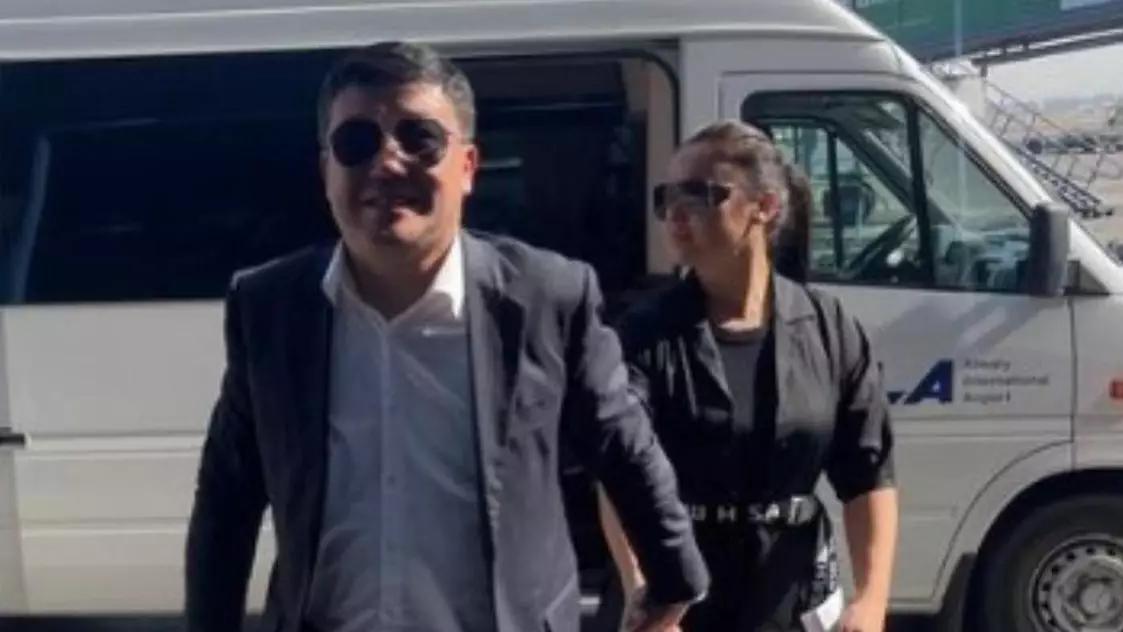 Тұрсынбек Қабатов парақшасына Мөлдірдің суреттерін толтырып "жаным" деп жазған