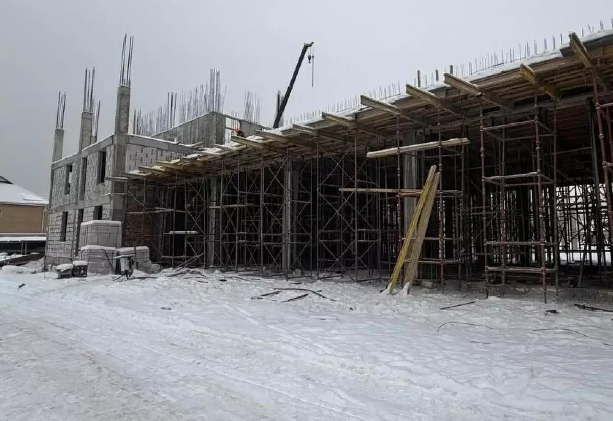 В Наурызбайском районе Алматы продолжается строительство ключевых социальных объектов