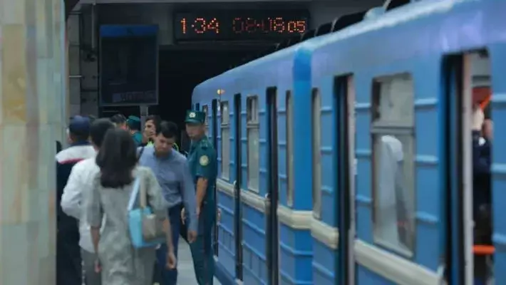 В метро Ташкента поезд остановился из-за постороннего предмета на путях