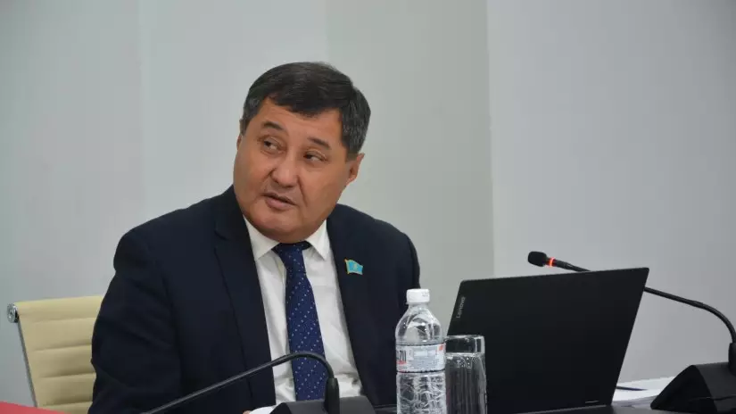 "Мұнда 99,9% қазақтар отырмыз". Депутат қазақша сөйлеуді талап етіп, Кеңес одағы орысшаны қазақтарға "үйретіп тастағанын" айтты