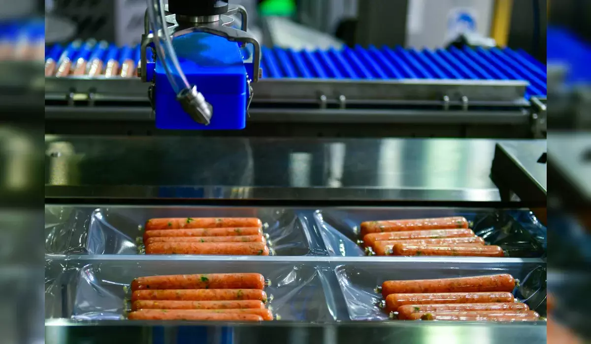 Рабочего колбасного цеха насмерть зажало станком в Уральске