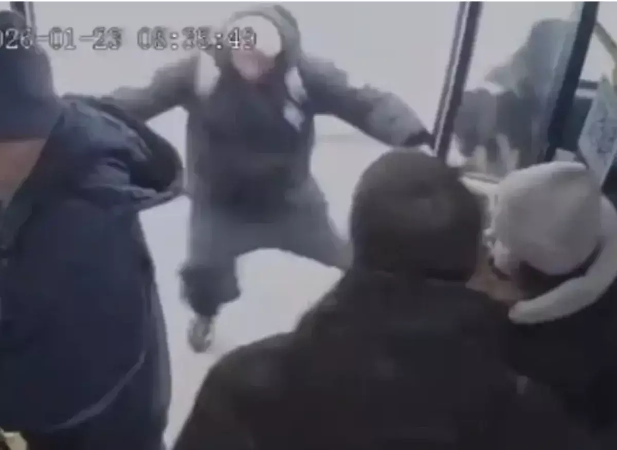 Пассажир выпал во время движения автобуса в Караганде