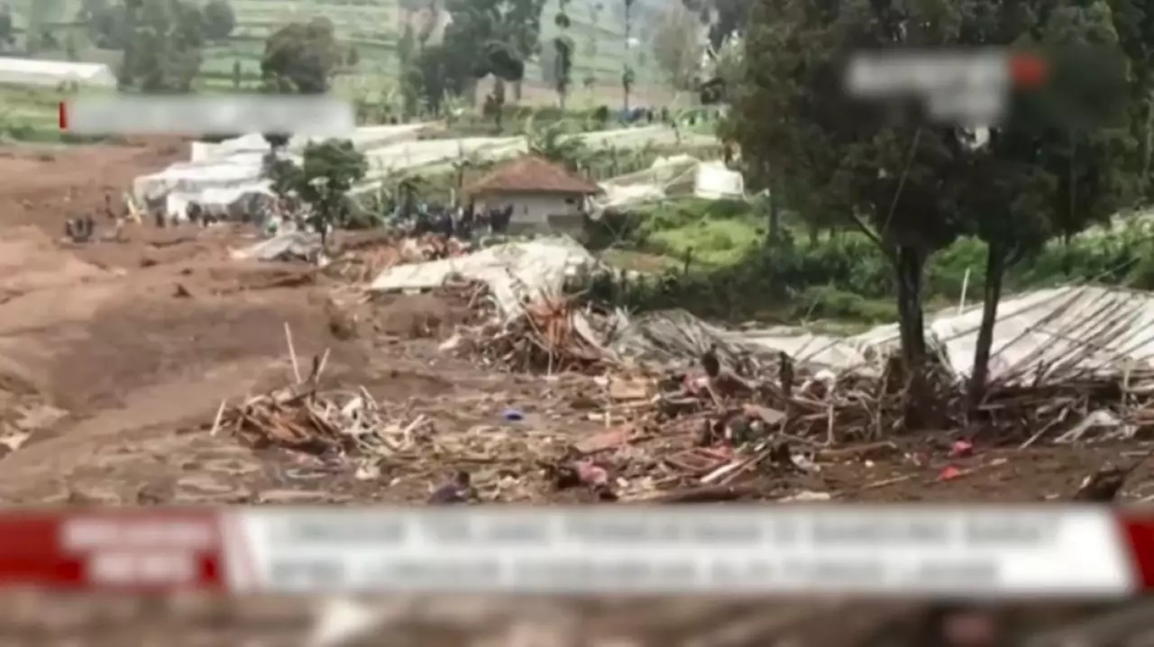 Семь человек погибли из-за оползня в Индонезии