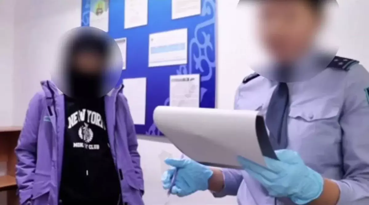 Закладка не удалась: жительницу Алматы задержали с десятками свертков (видео)