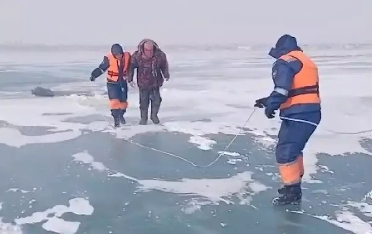 Қапшағай су қоймасында мұз астына түсіп кеткен балықшы құтқарылды