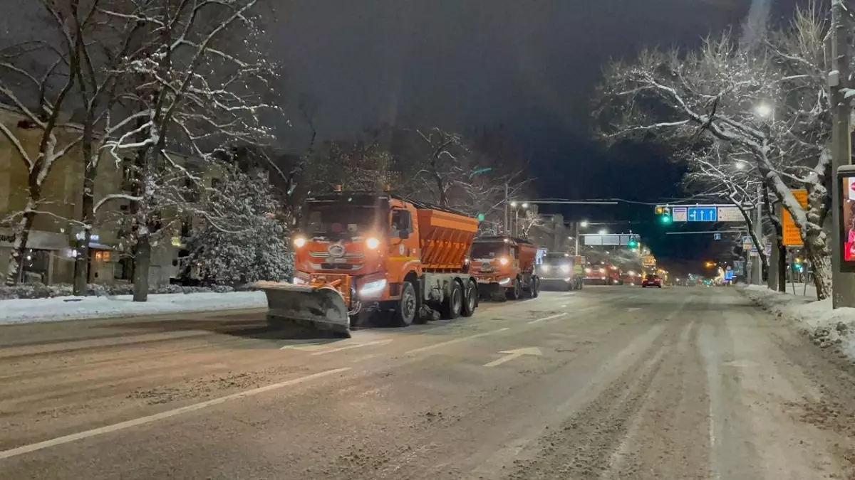 Алматы көшелерінен 105 мың текше метр қар шығарылды