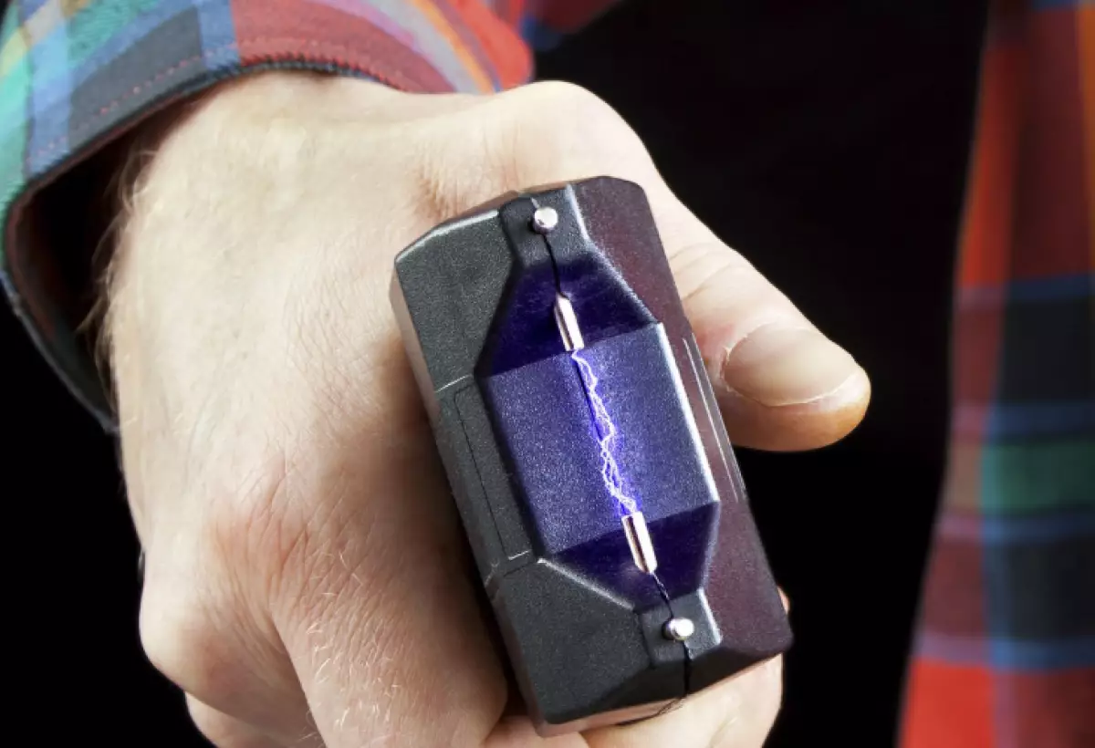 Алматинец пугал людей электрошокером (ВИДЕО)