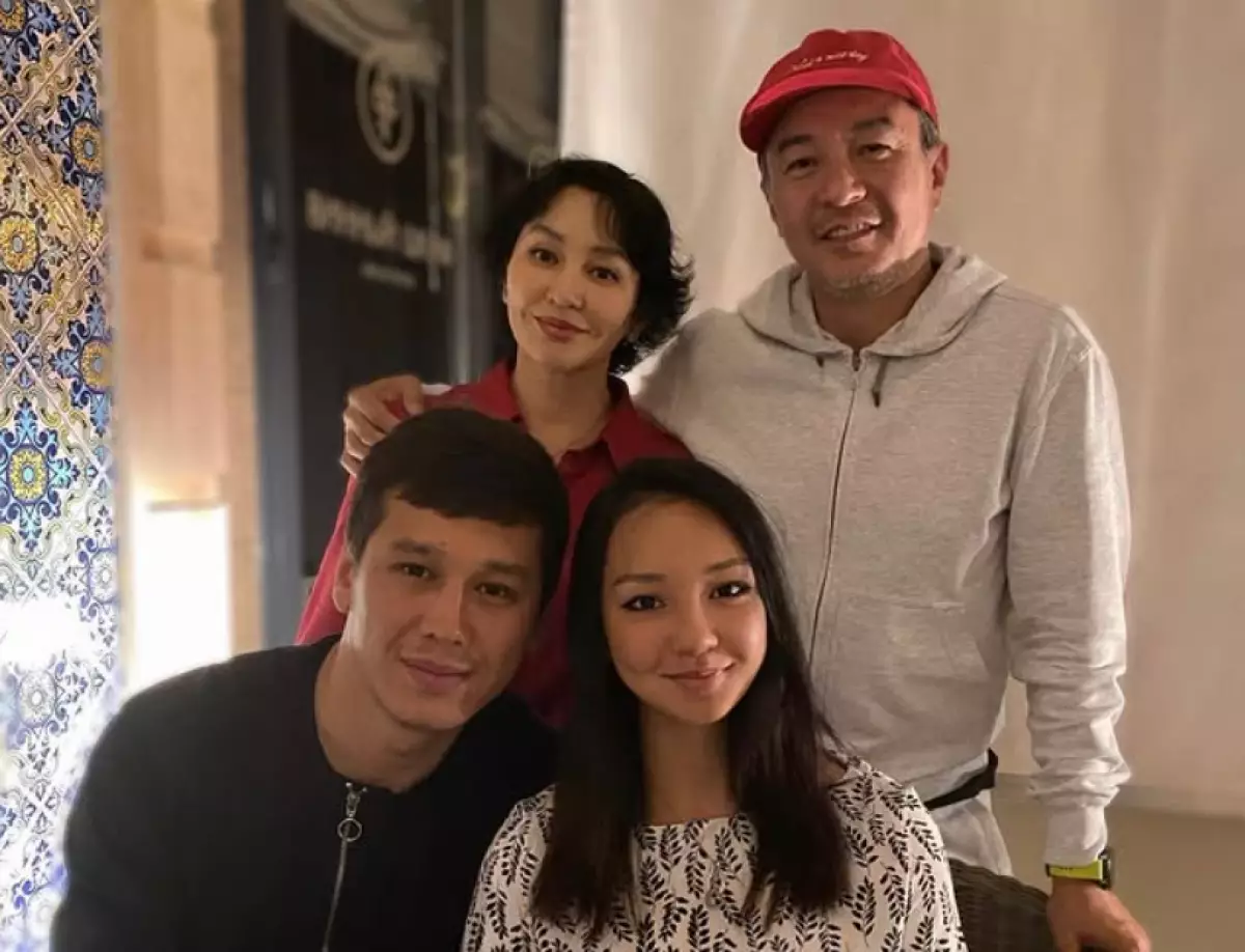 Акан Сатаев, недавно ставший вновь отцом, разрезал путы внуку