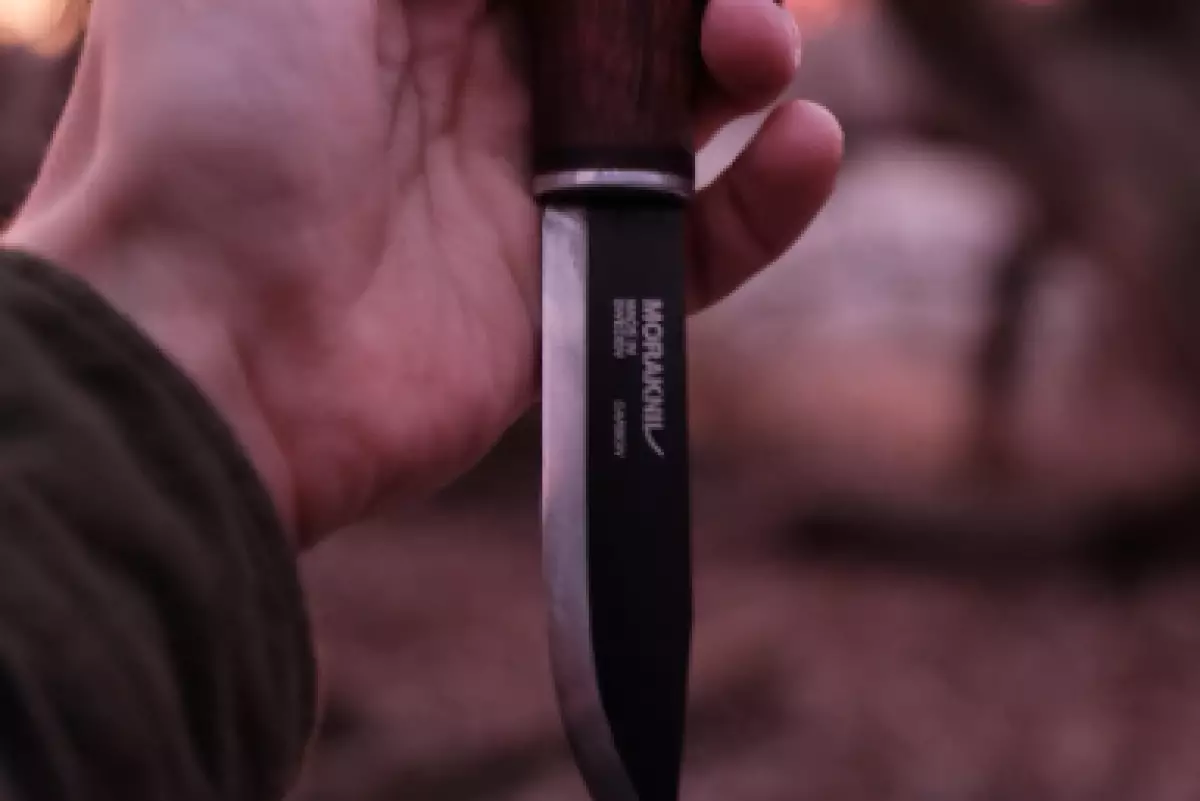 Отец ударил ножом дочь в Алматы