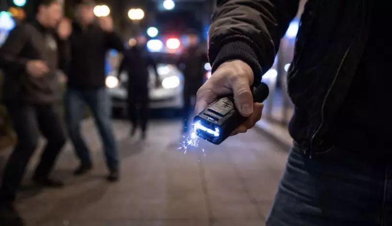 Алматинец пугал прохожих электрошокером и получил арест