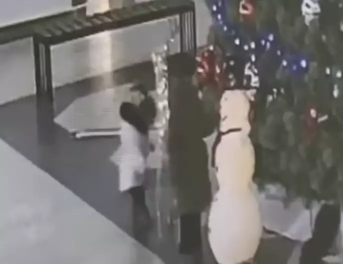 Көкшетауда сауда орталығында 1 жасар баланы тоқ соқты 