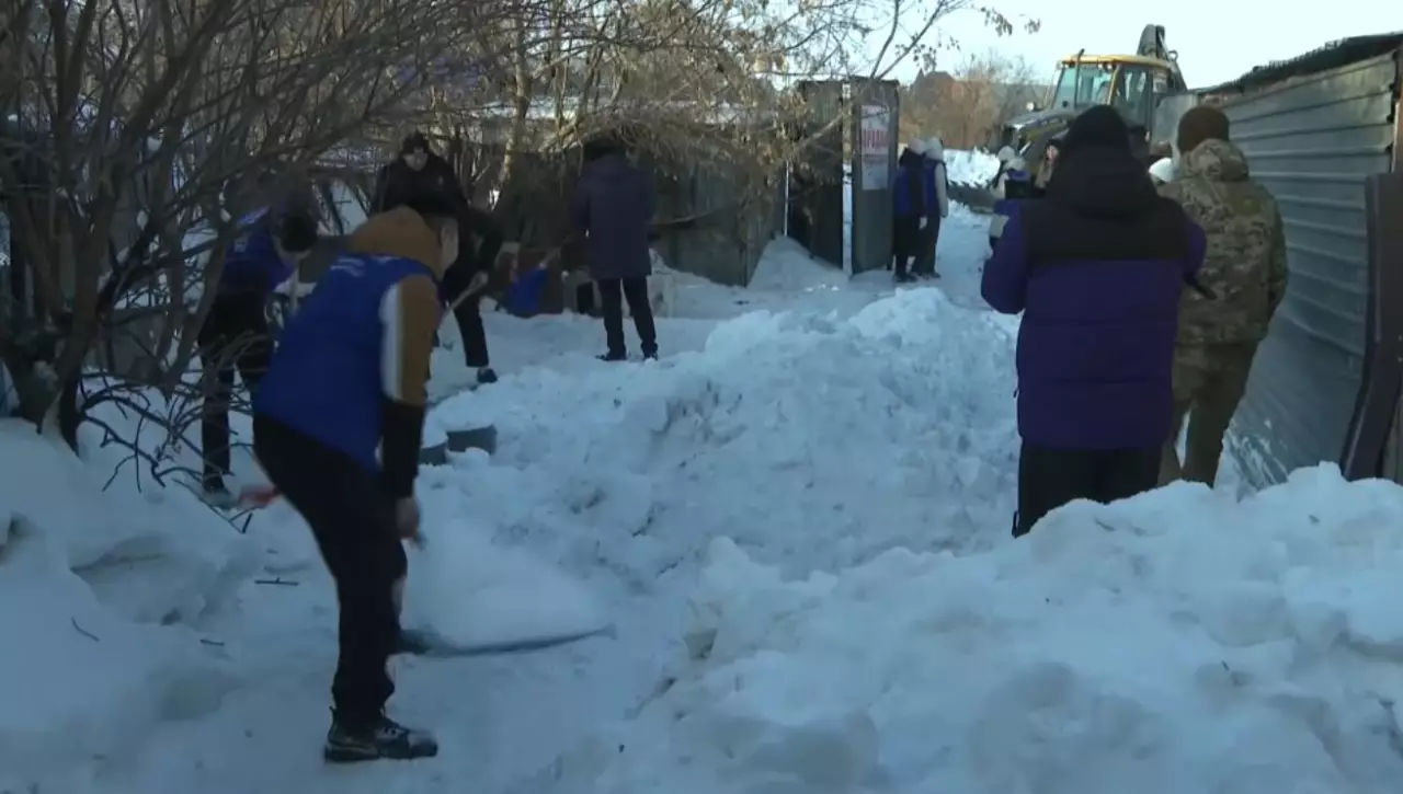 Ақмолалық еріктілер жалғызілікті қариялардың ауласын қардан тазалады
