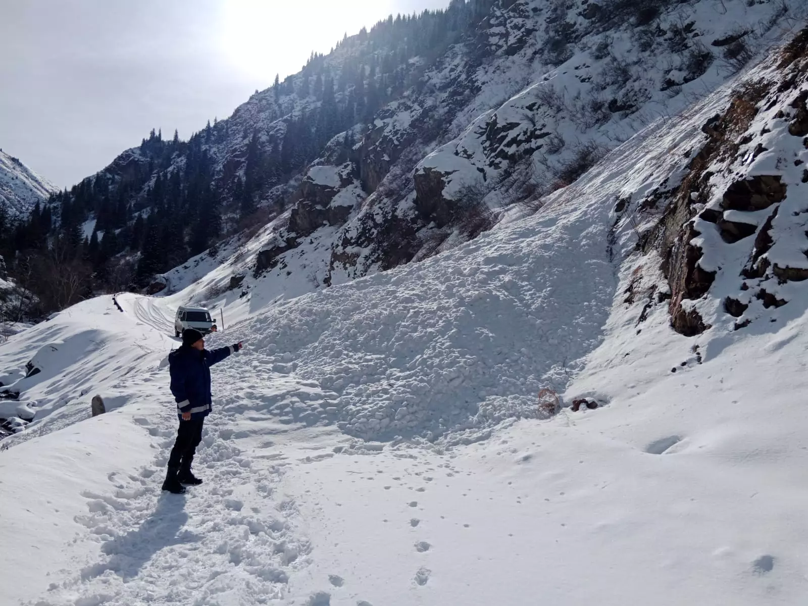 Спасатели эвакуировали травмированного альпиниста в горах Алматы