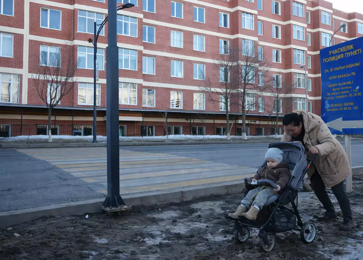 По грязи через бордюр: проблему у «зебры» подняли жители Актау - новости на Lada.kz 25.01.2026