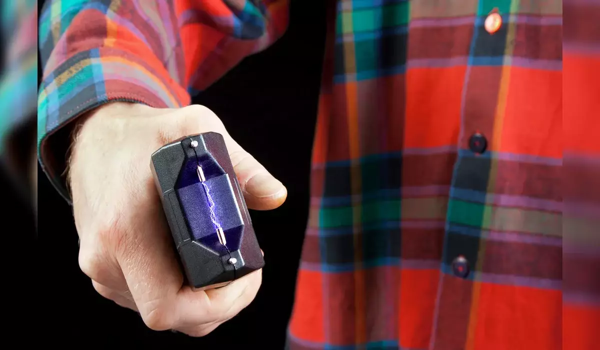 Мужчина запугивал прохожих электрошокером в Алматы (ВИДЕО)