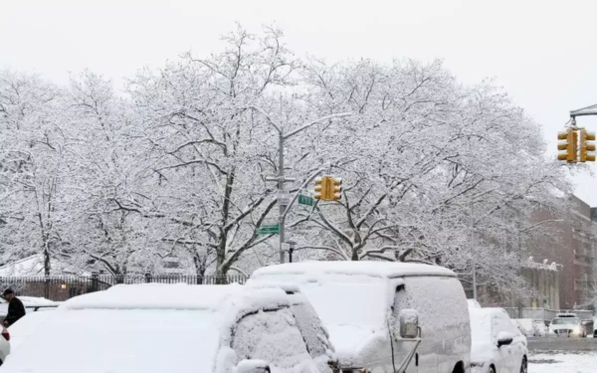 США накрыла «буря столетия»: зимний шторм парализовал страну