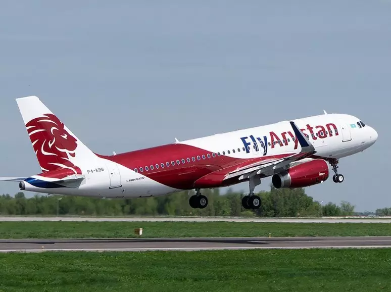 Самолет FlyArystan столкнулся с птицами