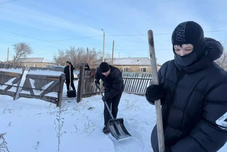 Костанайские волонтёры помогают пожилым людям убирать снег