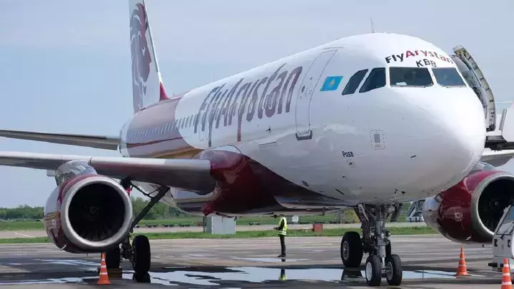 FlyArystan ұшағы құстарға соғылып қалды