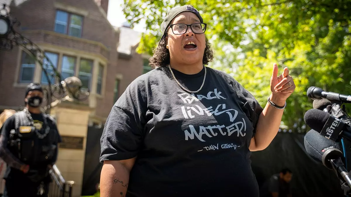 Член школьного совета Миннесоты Чонтилл Аллен подверглась резкой критике от законодателя штата после ареста за вторжение в церковь с анти-Иммиграционной и таможенной полицией.