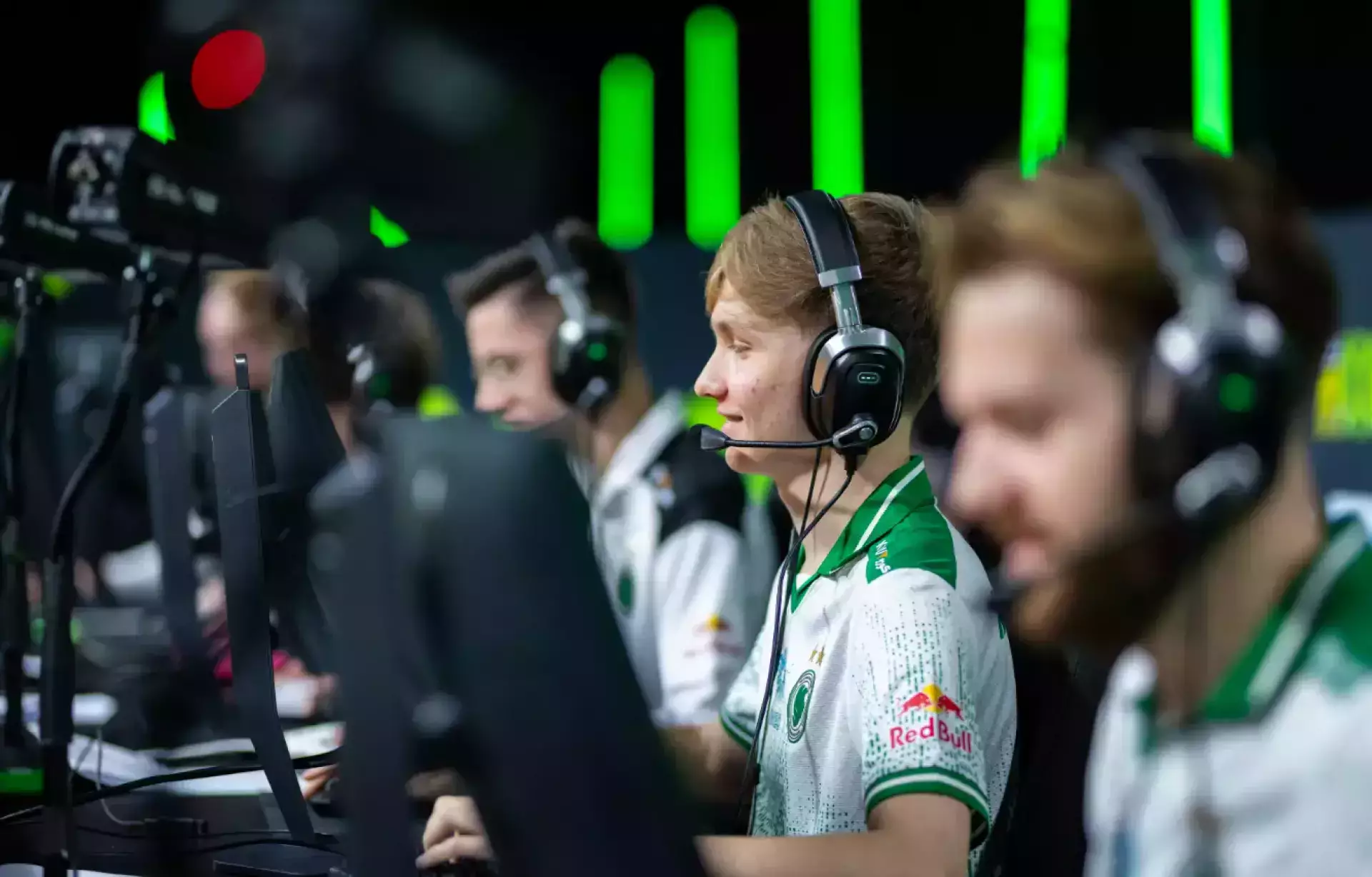 Team Falcons прошла Team Vitality и сыграет в финале престижного турнира по CS2