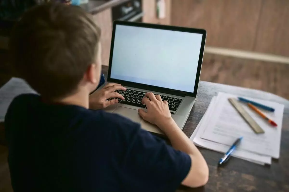 Школьников и студентов колледжей перевели на удаленку в Костанае