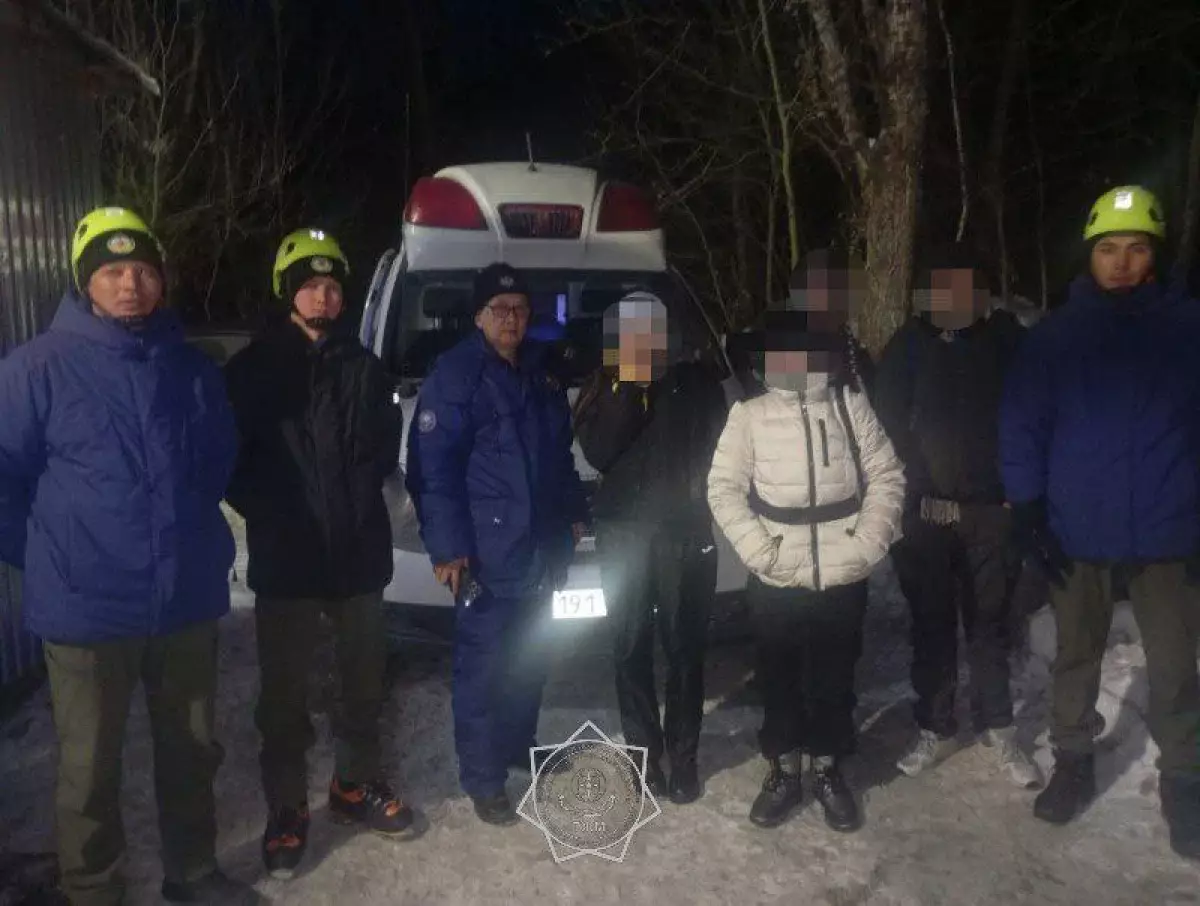 В горах Алматы экстренно спасали группу туристов